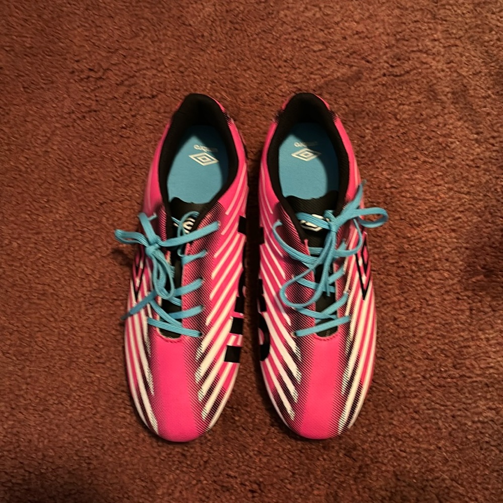 Girls Umbro black/pink soccer cleats size 5.5